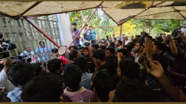চুয়েটে নতুন উপাচার্যকে ভবনে অবরুদ্ধ করে বাইরে থেকে তালা, বিদ্যুৎ-পানি সংযোগ বিচ্ছিন্ন
